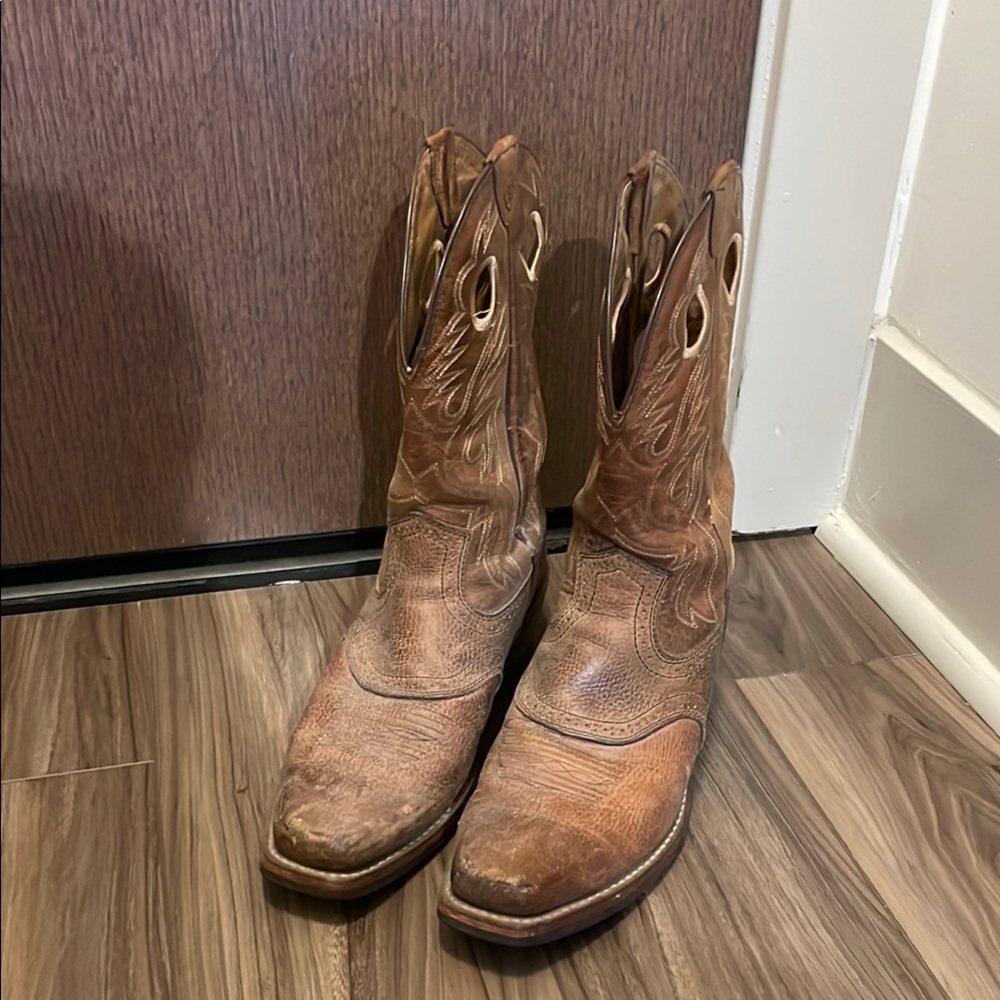 Ariat Brown Cowboy Boots with Distressed Leather and Decorative Stitching